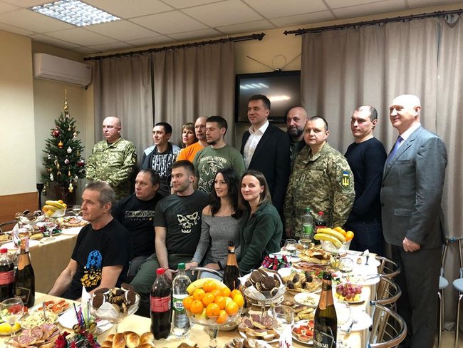 Загороднюк и Кривонос поздравили раненых бойцов в Ирпенском госпитале 03 Загороднюк и Кривонос поздравили раненых бойцов в Ирпенском госпитале 03