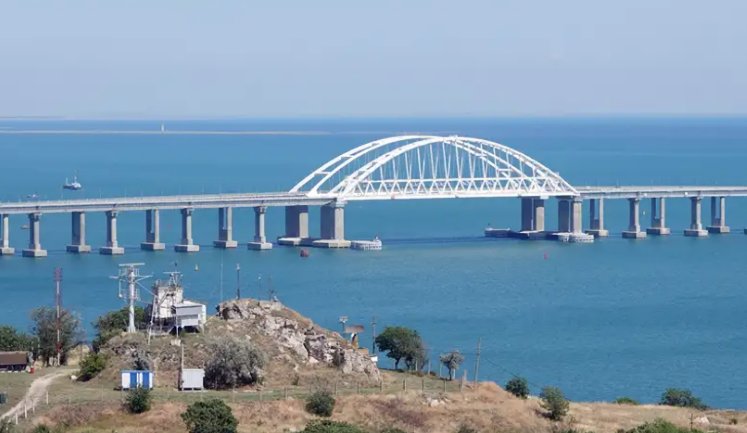 Окупаційна влада заборонила рух електромобілів через Кримський міст