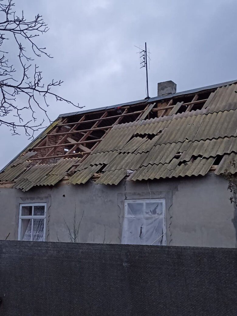 Наслідки обстрілу Шляхового на Херсонщині: Постраждала 69-річна жінка 06