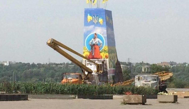 Pedestal of demolished Lenin monument in Zaporizhia decorated in Ukrainian style. PHOTO