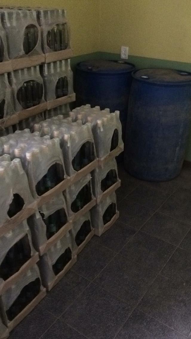 Налоговики на Тернопольщине ликвидировали два цеха по изготовлению фальсифицированного алкоголя и пресекли его продажу 09