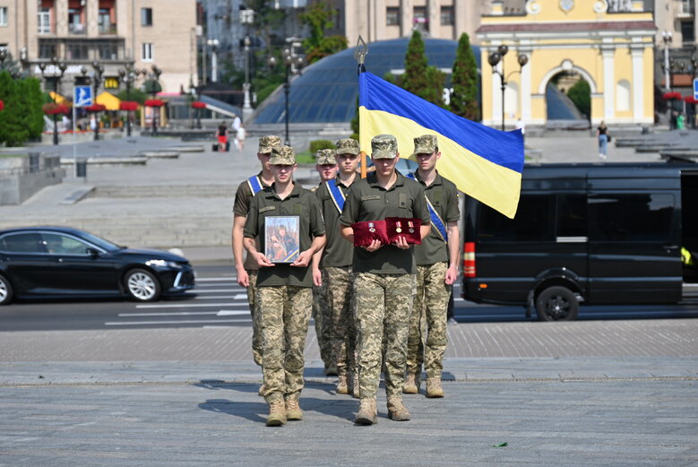 Із загиблим воїном, майданівцем Павлом Каленіченком попрощалися на Майдані Незалежності 43