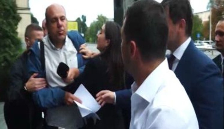 Редакція "Схем" опублікувала повне відео конфліктного спілкування журналіста Андрушка та речниці президента Мендель. ВIДЕО
