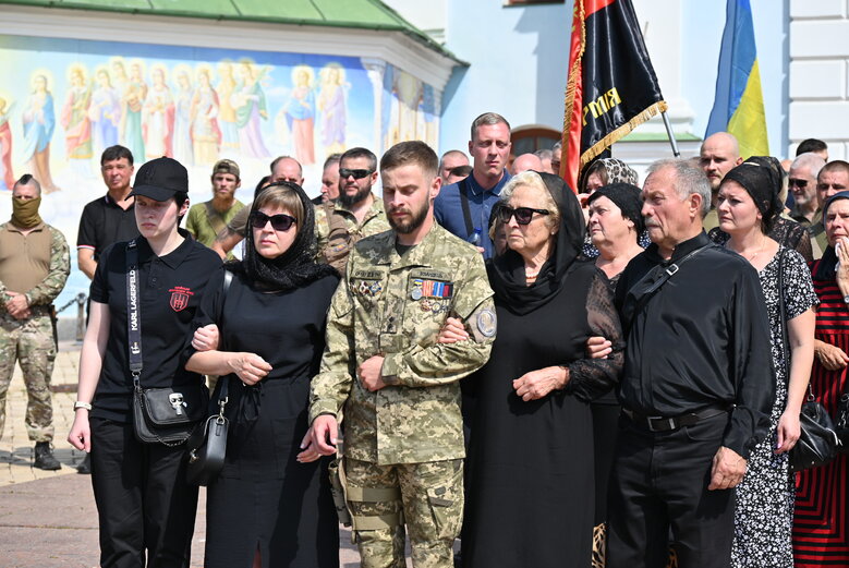 Із полковником, депутатом Київради від ЄС Сергієм Ільницьким (Сокіл), який загинув у бою проти рашистів у лавах піхоти 28 ОМБр, попрощалися в Києві 34