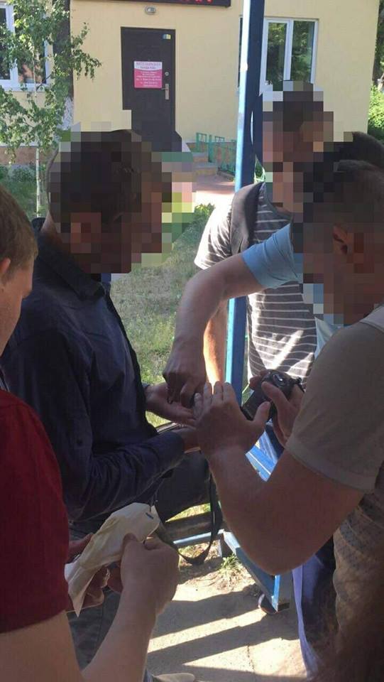 Чиновника Святошинської РДА Києва упіймали на хабарі 6 тисяч, - ГПУ 01