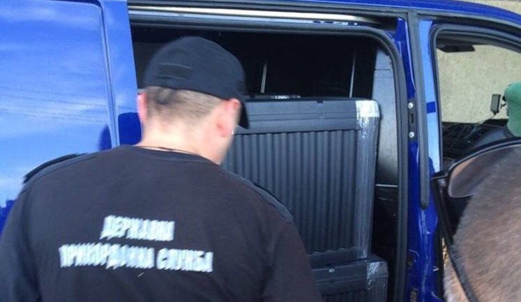 Автомобиль с российскими дипломатическими номерами пытался вывезти из Украины контрабандные сигареты, - Госпогранслужба. ФОТОрепортаж