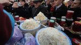 Жириновский накупил квашеной капусты и сала на Бессарабке: рассчитывался рублями. ФОТОрепортаж