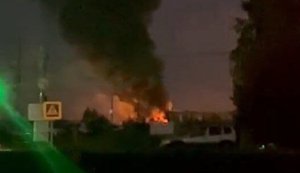 В России дроны атаковали Новокуйбышевский НПЗ: на территории завода вспыхнул пожар. ВИДЕО