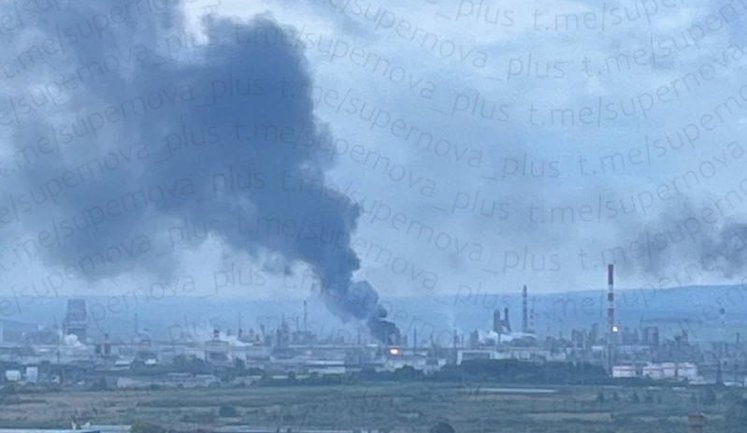 Удары по РФ: поражены НПЗ в Перми и военные объекты, - Зеленский