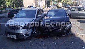 Снова на пешеходном переходе: в центре Киева произошло ДТП с участием сына Шуфрича, - СМИ. ФОТОрепортаж
