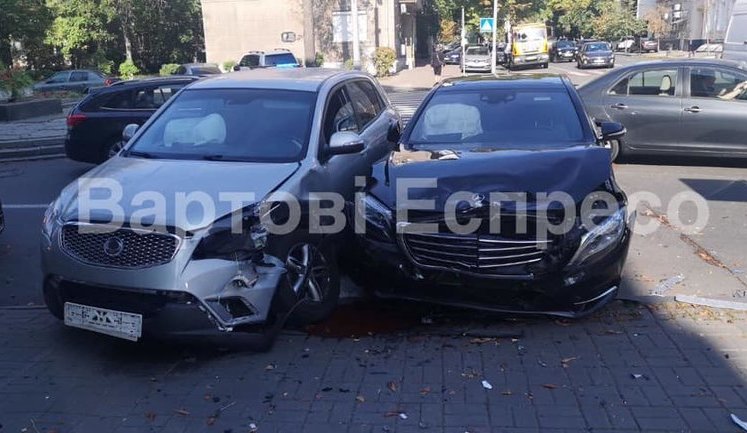 Снова на пешеходном переходе: в центре Киева произошло ДТП с участием сына Шуфрича, - СМИ. ФОТОрепортаж