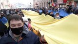 "Одна, единая, соборная Украина!" - харьковчане вышли под сине-желтыми флагами на марш, чтобы напомнить: город есть кому защищать! ВИДЕО