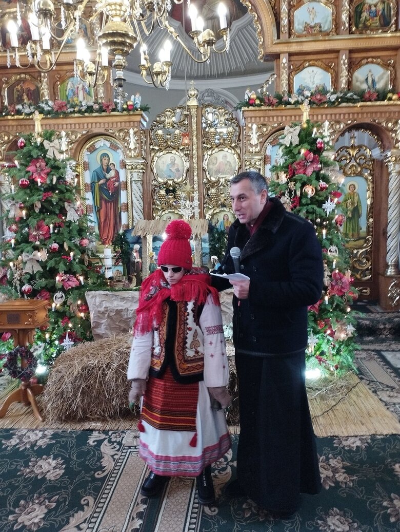 Незрячая школьница на Львовщине собрала ₴2 миллиона для ВСУ: пела на улице и в церквях 02