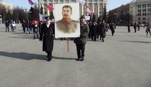 Колонна во главе с портретом Сталина прошла по центральным улицам Харькова. ФОТОрепортаж