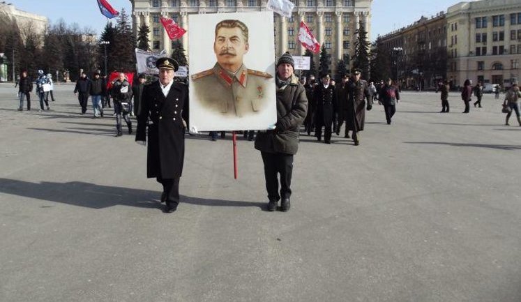 Колонна во главе с портретом Сталина прошла по центральным улицам Харькова. ФОТОрепортаж