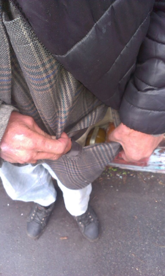 Поліція затримала чоловіка з гранатою в Києві 02