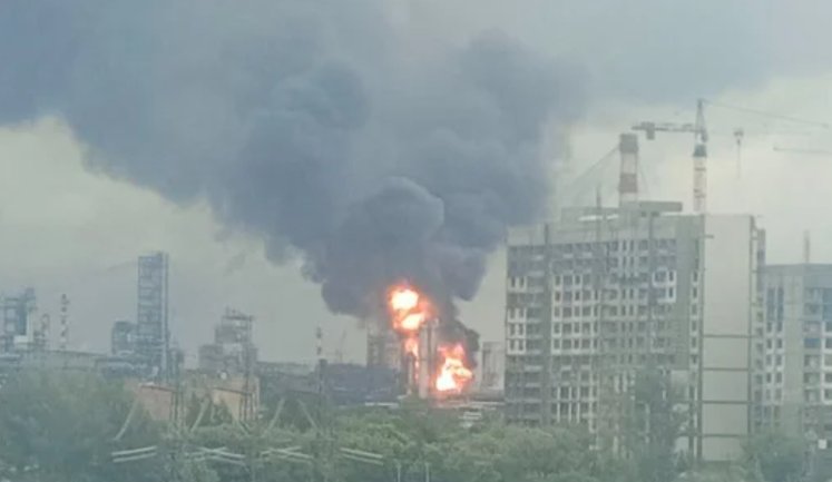 Біля Московського НПЗ будували вежу для ППО, проте сам ЗРК, ймовірно, не встигли встановити. СУПУТНИКОВЕ ФОТО