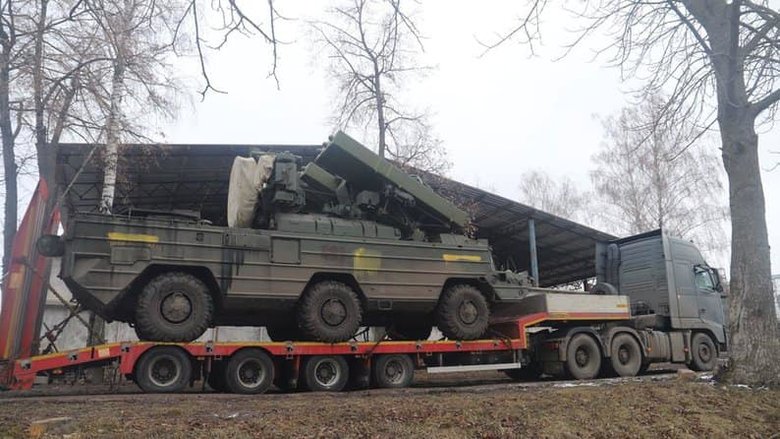 Защитникам Украины передали трофейный грузовик и боеприпасы, отбитые у врага 02