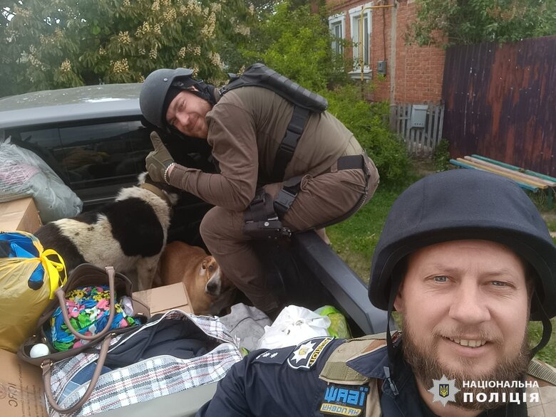 Поліцейські евакуйовують людей з обстрілюваних громад Харківщини