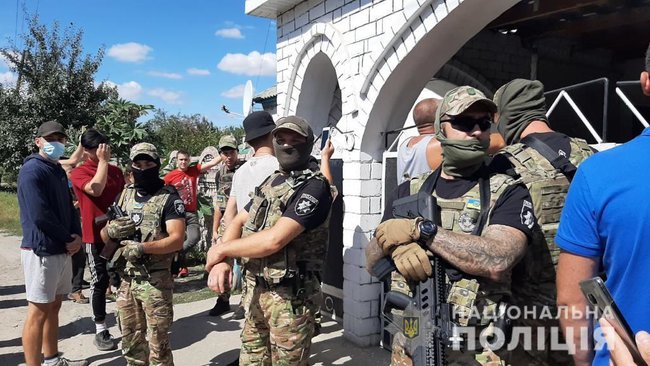 Дом ромов забросали камнями и яйцами на Харьковщине 12