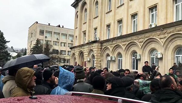 В оккупированной Россией Абхазии протестующие штурмуют администрацию президента 09