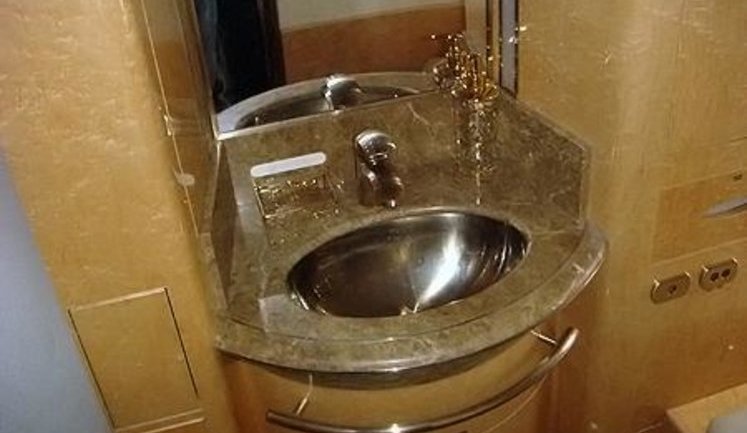 Самолет Януковича: спальня, позолоченный кран и раковина из розового мрамора. ФОТОрепортаж