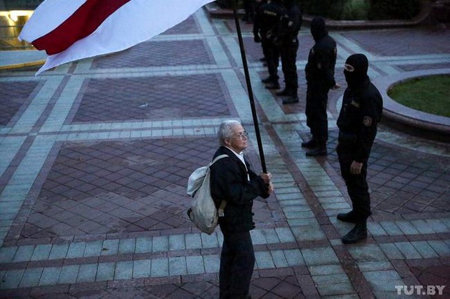 Омоновец отобрал флаг у 72-летней активистки Нины Багинской в Минске 01 Омоновец отобрал флаг у 72-летней активистки Нины Багинской в Минске 01