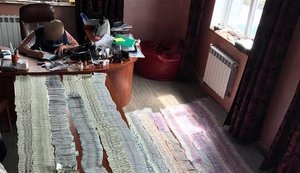 На Волині поліція вилучила "чорну касу" обласної митниці, а також неврахований спирт і деревину. ФОТОрепортаж