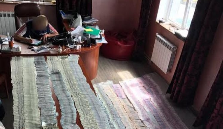На Волині поліція вилучила "чорну касу" обласної митниці, а також неврахований спирт і деревину. ФОТОрепортаж