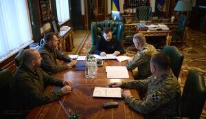 Zelenskyy listens to reports of Syrskyi and Barhylevych on situation at front. PHOTO