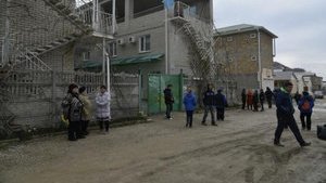 Близько сотні озброєних окупантів приїхали зносити будинки кримських татар у Судаку. ВІДЕО