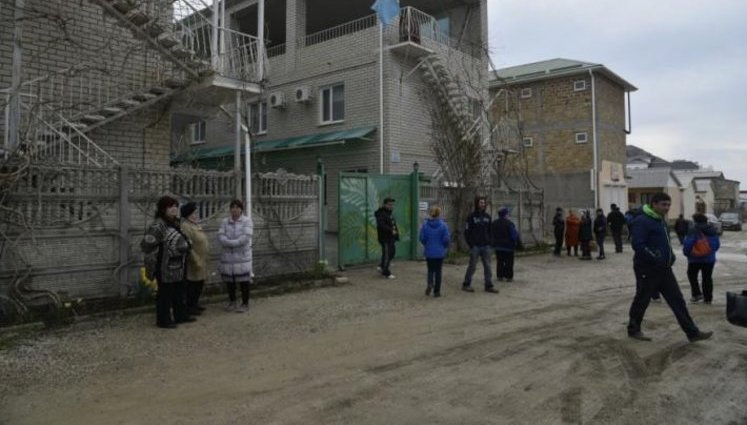 Близько сотні озброєних окупантів приїхали зносити будинки кримських татар у Судаку. ВІДЕО