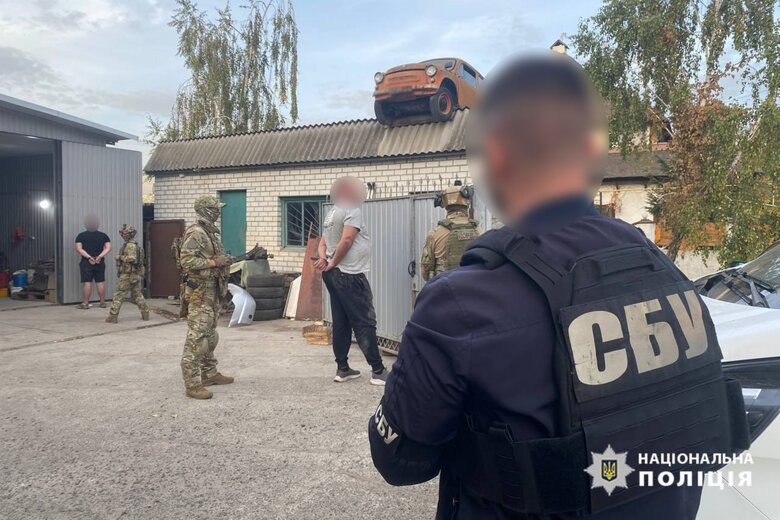 На Черкащині правоохоронці затримали двох чоловіків, які продали майже 200 авто, призначених для ЗСУ