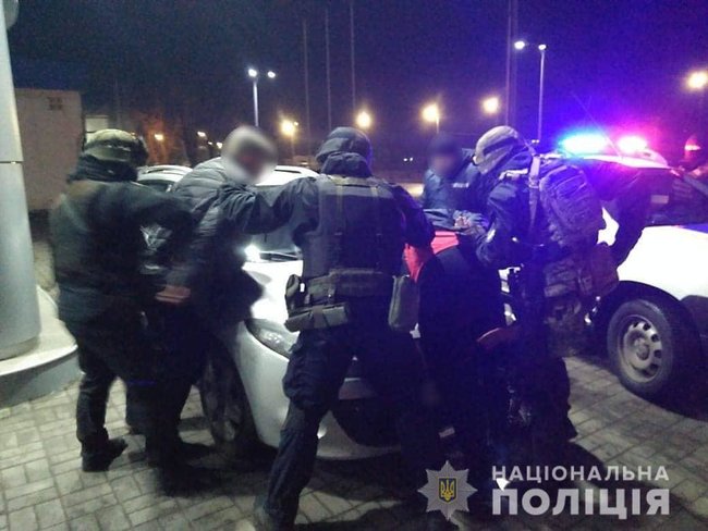 Поліцейські-спецпризначенці затримали банду вимагачів у Черкасах 03