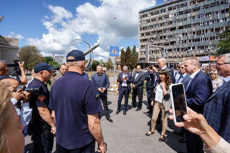 До Вінниці прибули іноземні дипломати для вшанування памяті загиблих від ракетного удару 03