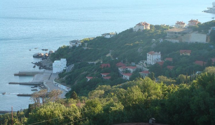 Царское село Азаровых в Крыму: семейство премьера оказалось членами элитного дачного кооператива. ФОТОрепортаж