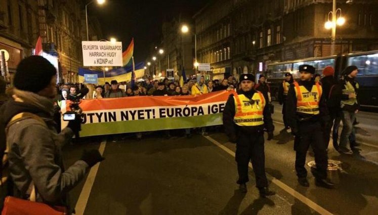 "Путин - нет, Европа - да!": В Будапеште проходит акция протеста, связанная с визитом президента РФ. ФОТОрепортаж