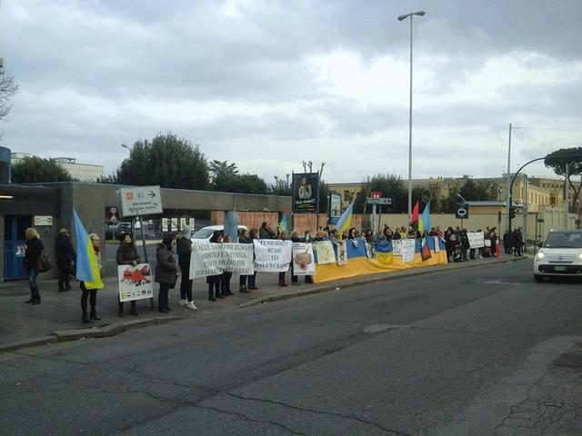 "Avdiivka is Ukrainian Aleppo": Ukrainians protest at Russian embassies in Riga, Rome and Lisbon 02
