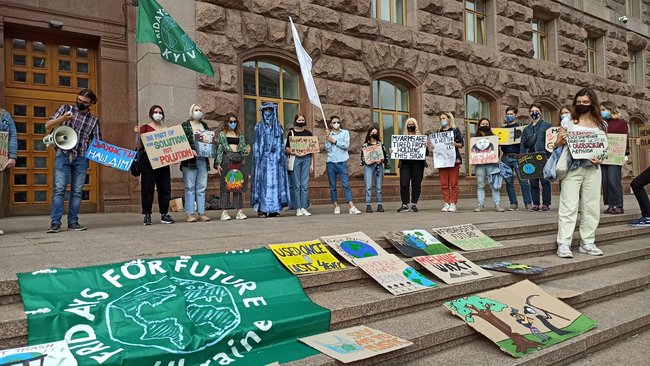 Страйкуй, кохай, клімат захищай: Активисты возле КГГА требовали уменьшить влияние климатического кризиса на жизнь людей 05
