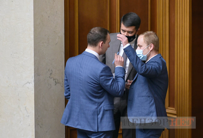 Усі обіймаються та обмінюються любязностями, Тимошенко шепочеться, Порошенко задумливий, Разумков розводить руками, - день роботи Ради 7 вересня 20