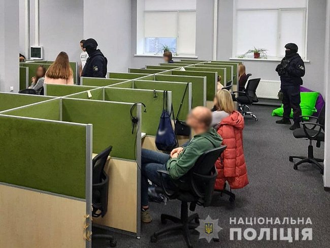 Коллекторы на Черниговщине выбивали долги, монтируя и публикуя в сети порноматериалы с участием жертв 02