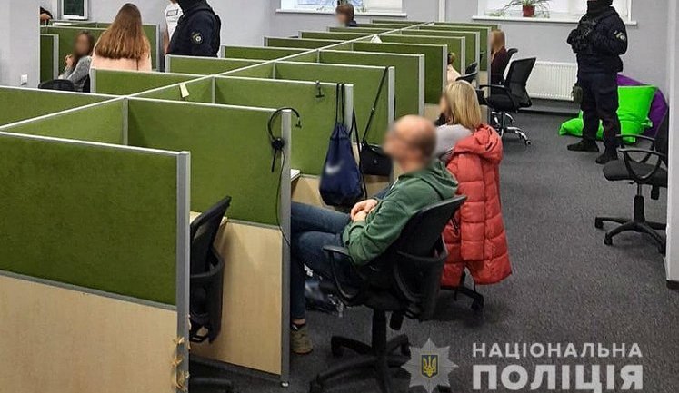 Колектори на Чернігівщині вибивали "борги", монтуючи і публікуючи в мережі порно-матеріали за "участю" жертв. ФОТО