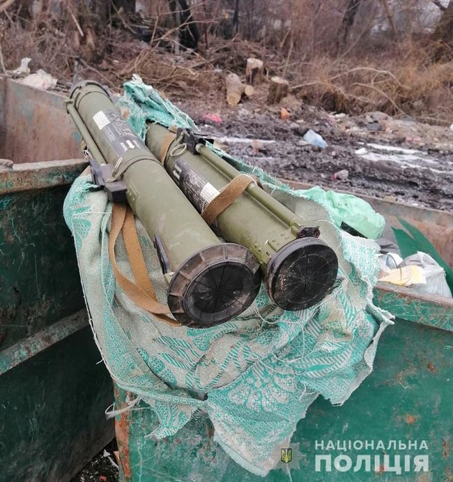 Два боевых гранатомета обнаружил житель Житомира в мусорном баке 02