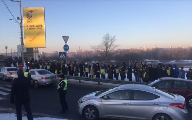 Українці створили живий ланцюг Соборності на мосту Патона в Києві 03 Українці створили живий ланцюг Соборності на мосту Патона в Києві 03