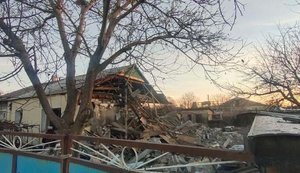 Войска РФ обстреляли из минометов жилой сектор Невельского: из-под завалов поврежденных домов спасли два человека. ФОТОрепортаж