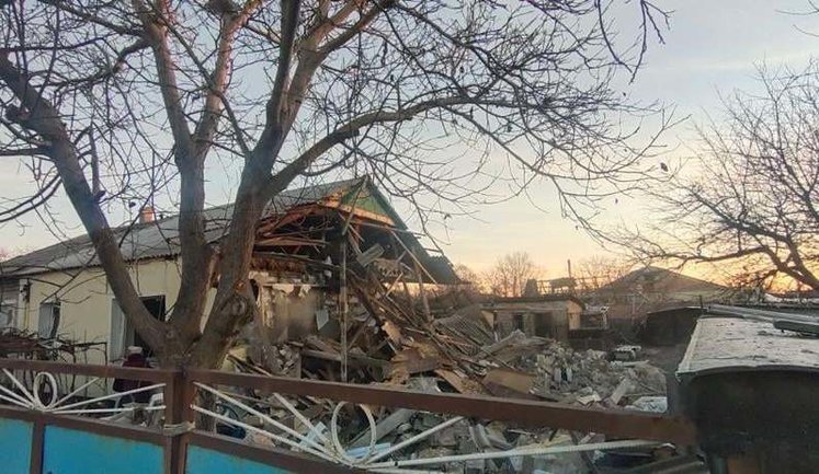 Войска РФ обстреляли из минометов жилой сектор Невельского: из-под завалов поврежденных домов спасли два человека. ФОТОрепортаж