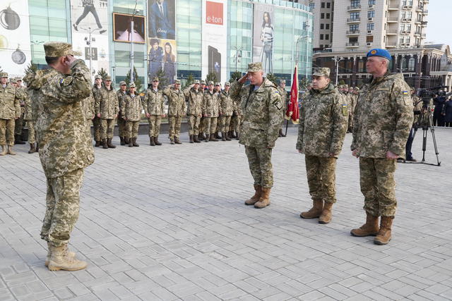 Випускники одеської Військової академії отримали лейтенантські погони 01