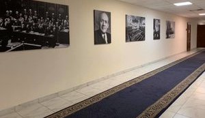 Стіну прокуратури АРК прикрасили зображеннями Нюрнберзького процесу і Міжнародного трибуналу щодо Югославії. Залишили місце для процесу над РФ. ФОТО