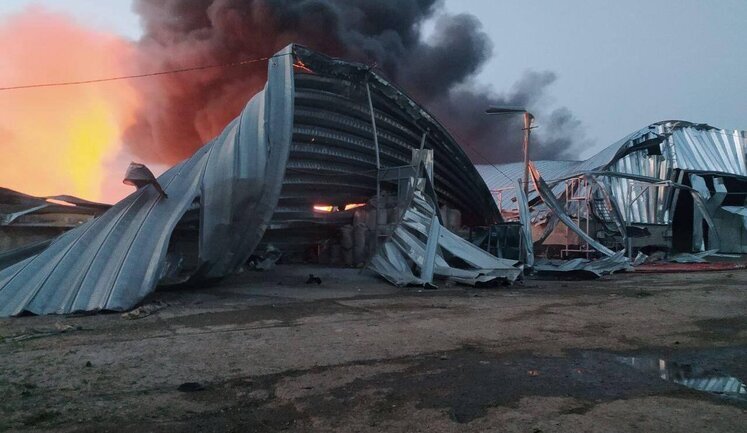 Последствия попадания "Калибров" в зерновой склад агропредприятия в Одесской области: враг направил ракеты на минимальной высоте. ФОТО