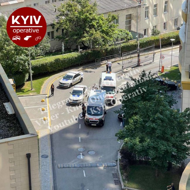 Правоохоронець і цивільний поранені унаслідок стрілянини на Голосіївському проспекті, стрілок закрився в квартирі, введено спецоперацію, - Крищенко 01